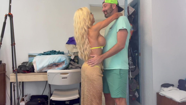 Island Boy Vids: MILF Mandy Monroe holt strandort im urlaub ab
