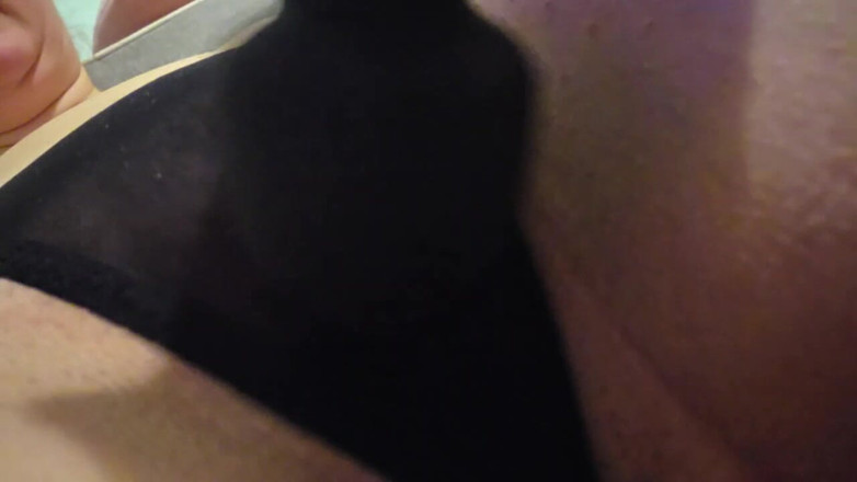 Ana Liz: バイブレーターの助けを借りて、パンティ越しのセクシーなMILFクリトリスオーガズム。