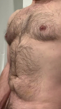 Masturbándose medio desnudo en la cama - orgasmo intenso
