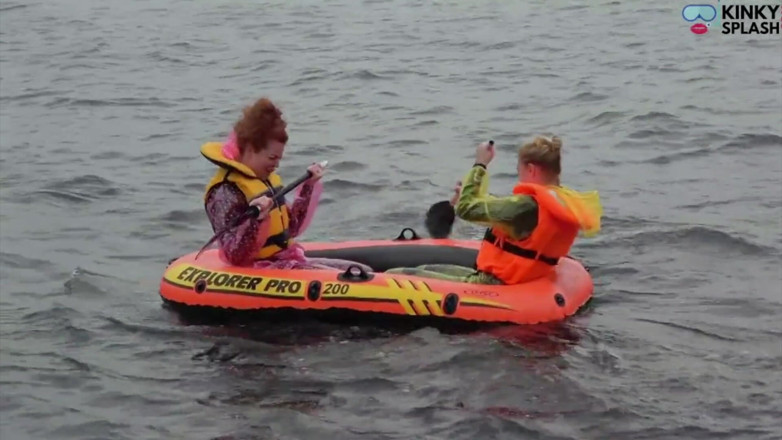 UKCuteGirl Lucy Lauren: Două fete unu dinghy: cauciuc strâmt și costum de ploaie din...