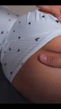 Stiefschwester lässt die tür für mich offen, um ihren sexy schlafanzug zu sehen und ich konnte nicht widerstehen, ihre enge muschi zu ficken