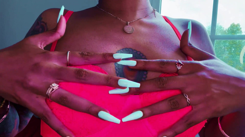 Mya Mula Goddess: Des griffes