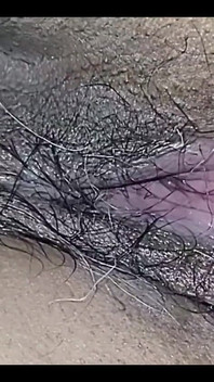 Moje chlupatá kundička má hlad