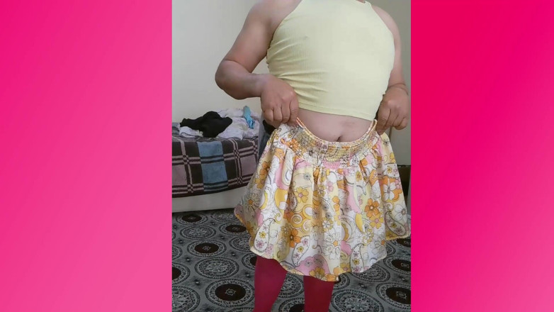 Crossdresser Beyza: Beyza Crossdresser indossa pantaloncini Minigonna