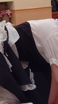 Erotická služka saje ptáka, zatímco vrchol s sezením na obličeji creampie v poloze cosplay