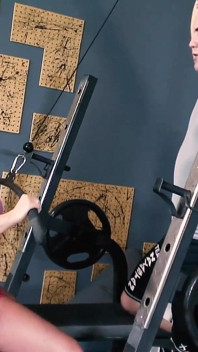 Cewek hot rambut pirang ini berolahraga sebelum ngentot sama pria ini di gym