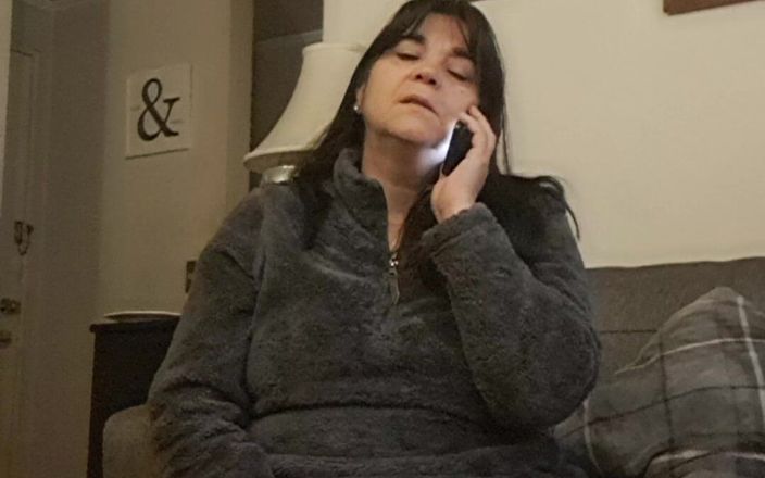 Mommy big hairy pussy: Mobiltelefonsamtal orsakar MILF att onanera