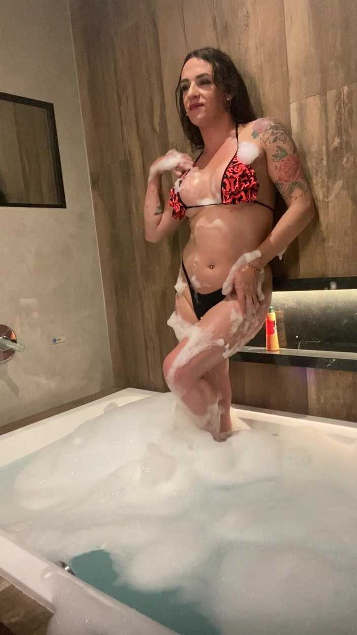 Rebeca Juicy trans: Küvette kıçını becerdim.