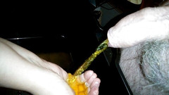 Sex hub couple: Jen myje rękę w sikaniu Johna