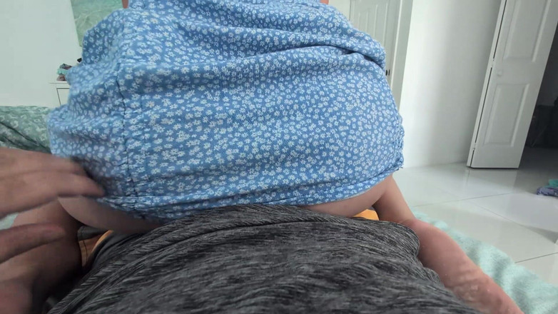 Mimiandevan: Zrzavá Dívka V Šatech Jezdí Reverzní POV