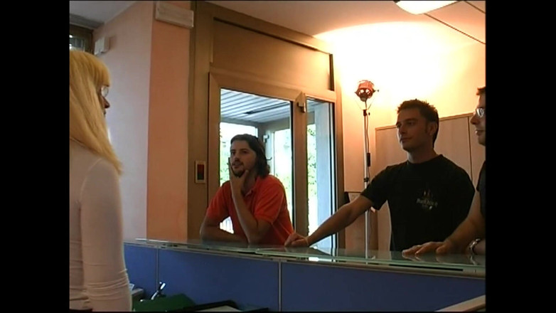 Bizzarre World: सुनहरे बालों वाली विग के साथ ट्रांसजेंडर आदमी की जोरदार चुदाई