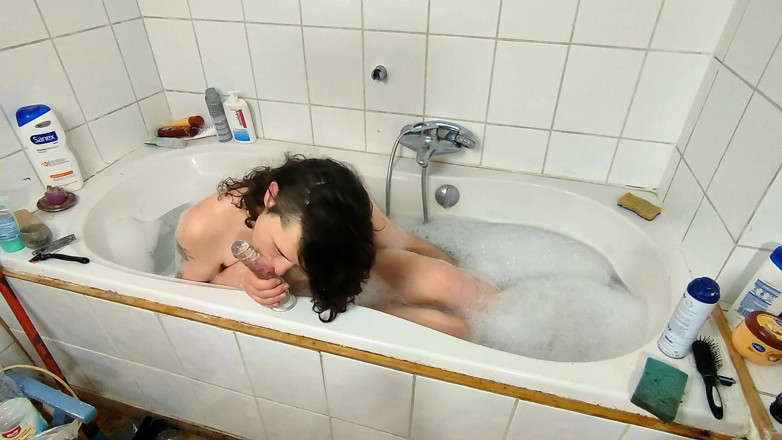 Sara B: Zuig dildo in bad