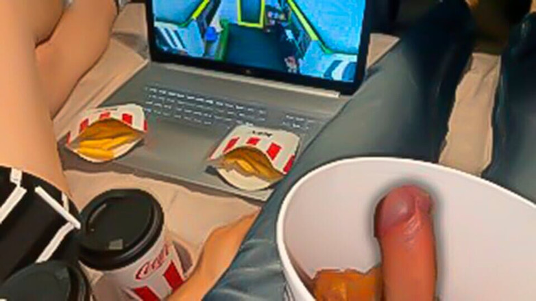 Marshmallow Sweet: 肯德基桶里面有一个惊喜。继妹喜欢。