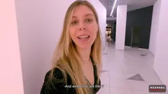 Ladrona de tiendas desafortunada follada en el baño del centro comercial - sexo arriesgado - en primer plano