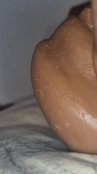 Een delicate pop met een grote pik tussen haar benen krijgt een dikke pik in haar kont!