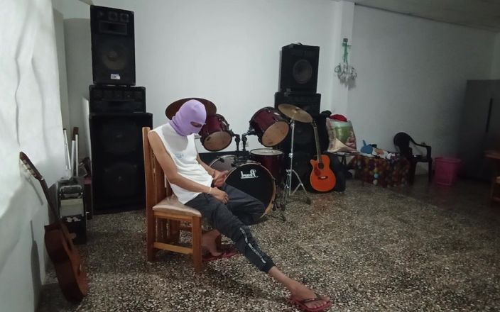 Goky: Sexi Music Teacher Poses Cachondo to Pupil