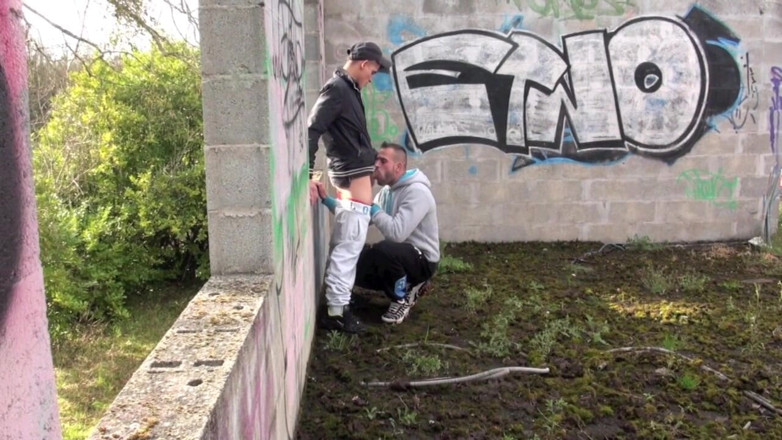 Gaybareback: Heterosexual árabe folla a un gay al aire libre en lugar...