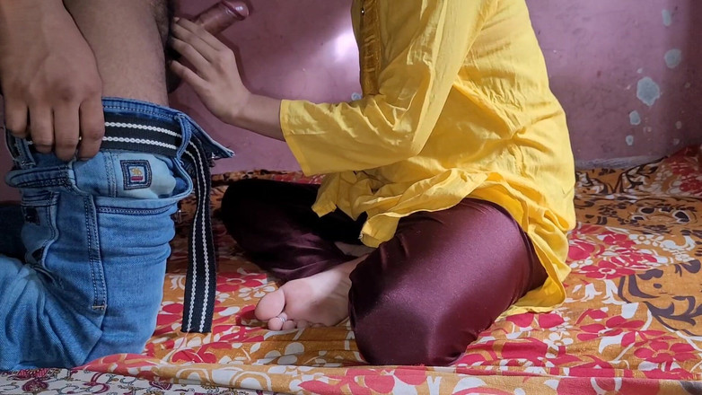 Your kavita bhabhi: 德西嫂子穿着睡衣坐着，但她的姐夫不让她坐，然后做爱