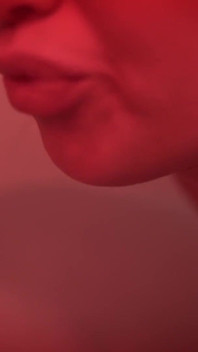 Een meisje met een uitstekend figuur heeft plezier in de badkamer met een dildo