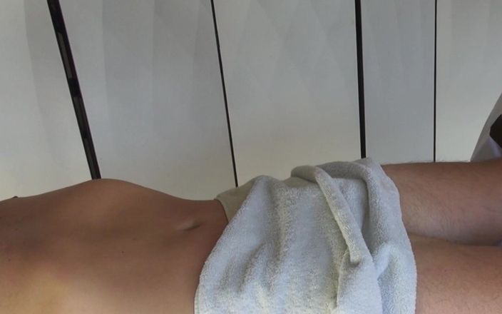 Cuckoby: Величезна сперма в руках сексуальної тайської масажистки