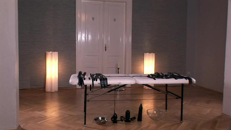 Maledom Austria: Teen Kotě Cathy je svázaná na Her Hijackers Place.