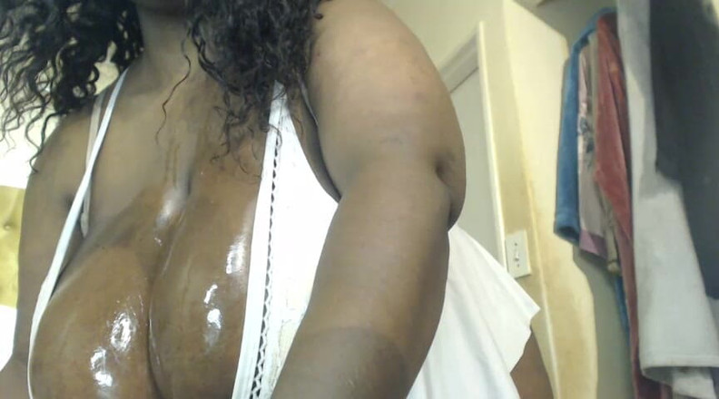 Legendary Booty Overdose: Negra grandota provoca y rebotando sus tetas