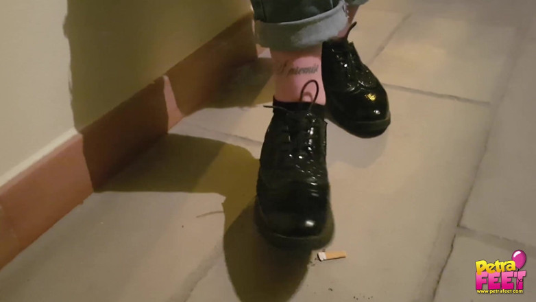 Smokin Fetish: Smoking and foot fetish in outdoor with cute teen