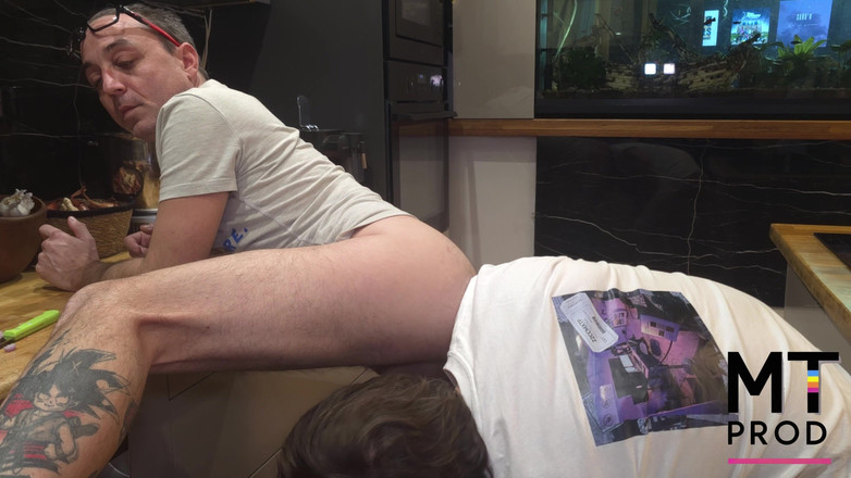 MT gay prod: 의붓아들이 부엌에 와서 샷 한 잔 달라고 했어요