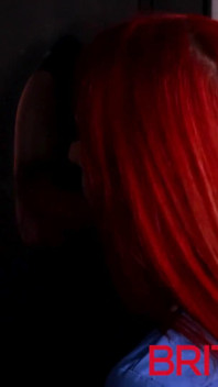 Ruiva enfermeira chupa pau em um gloryhole