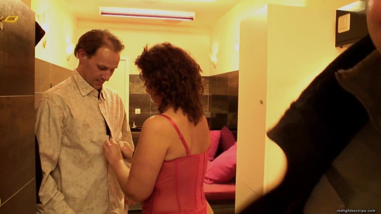 Red light sex trips: Брюнетка Бруно Лав - redlightsextrips