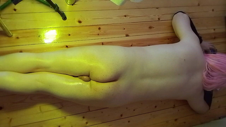 Kitty_Cross: 큰 엉덩이에 자기 오일 마사지를 즐기는 펨보이