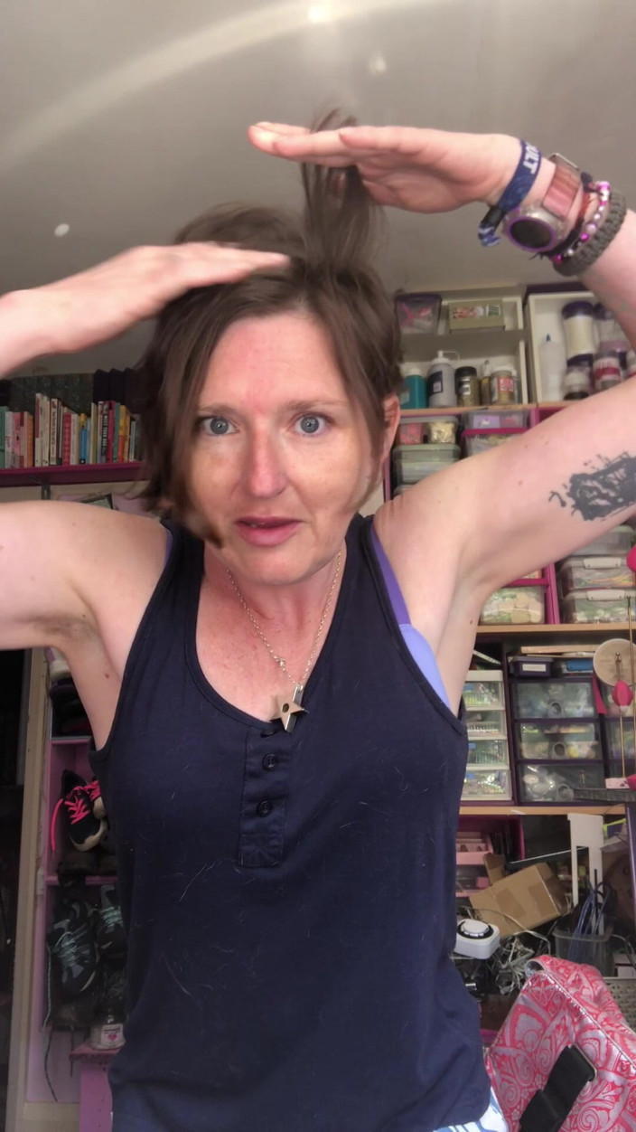 MistressWriggler: On Dirait Que J’ai Une Bite Grâce À Mon Buisson Sauvage...