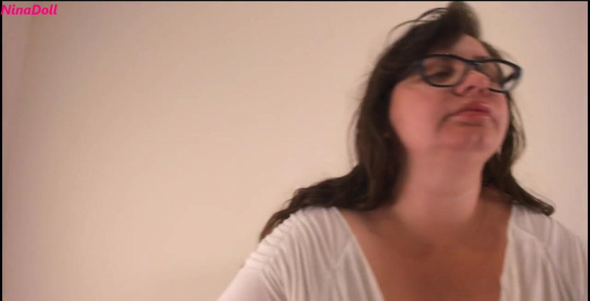 Nina Doll: Я смазываю футболку и делаю это просвечивание.. так много веселья
