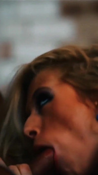 Michelle Moist använder sina våta hål för att ta två tjocka kukar