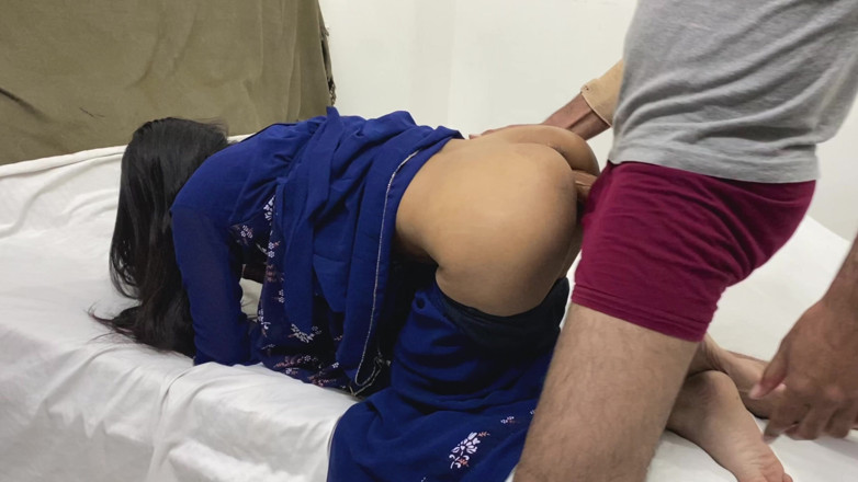 Desifilmy45: Văzând pula neagră și groasă a tatălui vitreg, fata virgină s-a...