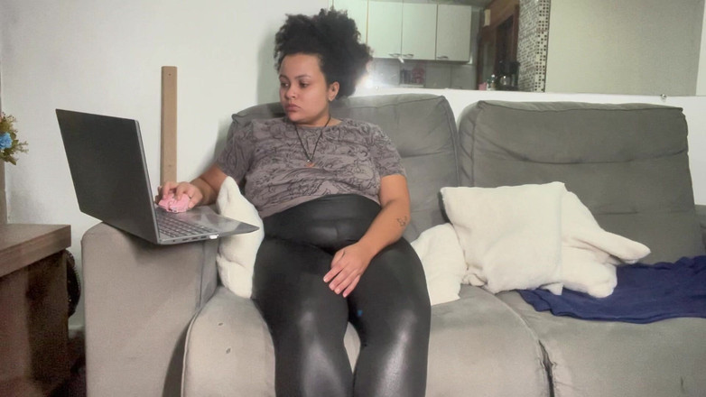 Cutiepiie Chubby: PC作業中のBBWのおなら 話し言葉なし