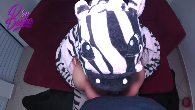 Psodesire: 잠옷을 입은 거유 소녀는 아침에 가장 먼저 섹스하는 것을 좋아합니다.