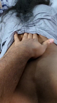 Yönetmen video çekiminin ardından beni sikiyor, sert porno video çekiminin ardından terli vücudumu sevdiğini söyledi