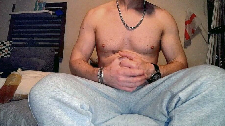 DumbChav: Tomo la orina tóxica de mi maestro en mi culo...