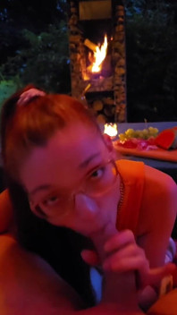 Blowjob liburan musim panas dengan air mani di mulut