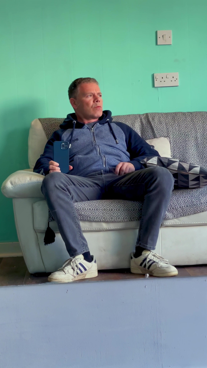 NakedFoxx: Riscant frizerie de spermă frecare până la orgasm cu persoane...