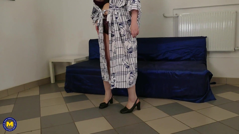 Mature NL: Danica, een rijpe dame met een perfect lichaam en klaar...