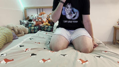 PetMillie: Mladý nervózní twink si honí v posteli