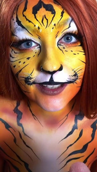 Tiger-mädchen bodypaint lutscht und fickt