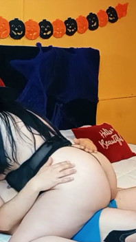 Halloween fantasy jsem ošukal macechu oblečenou jako malá čarodějnice.