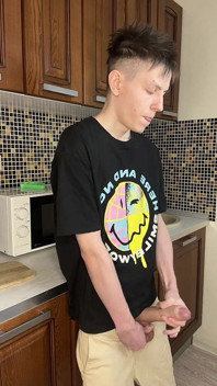 Genç twink'in fışkıran boşalma zevki