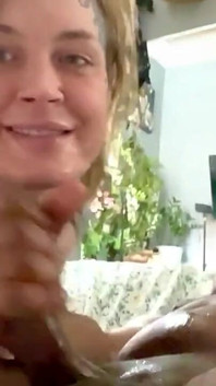 Frumoasa transsexuală suge pula Bigdaddy8inchz