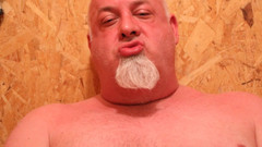 beardaddychub: भंडारण कक्ष में भालू झटके देता है और लगभग पकड़ा जाता है