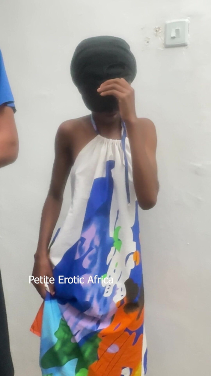 Petite Erotic Africa: Příliš těsný na to, aby se dostal dovnitř