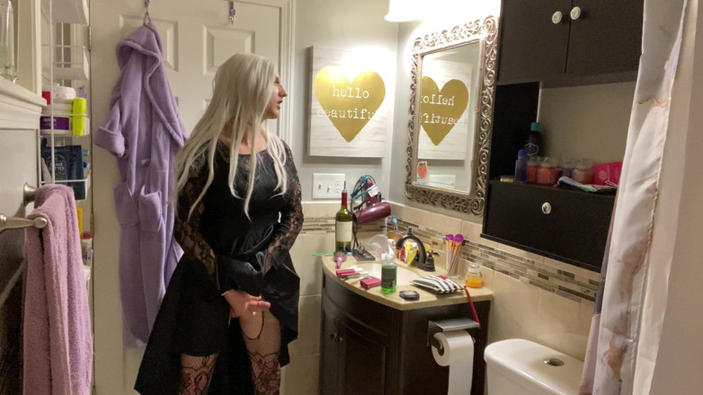 Sissy Bailey Wilde: Emo Crossdresser Puts on Buttplug and Jerks off